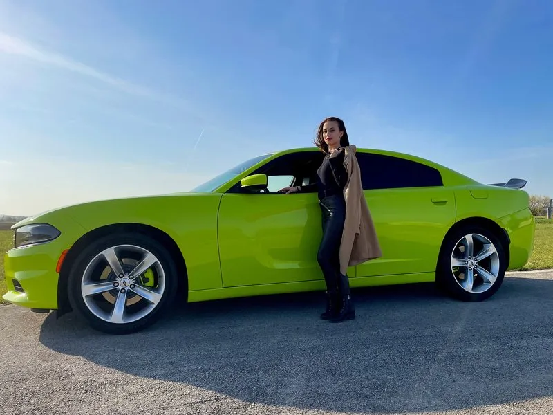 Jízda v Dodge Charger na letištní dráze pro teenagery