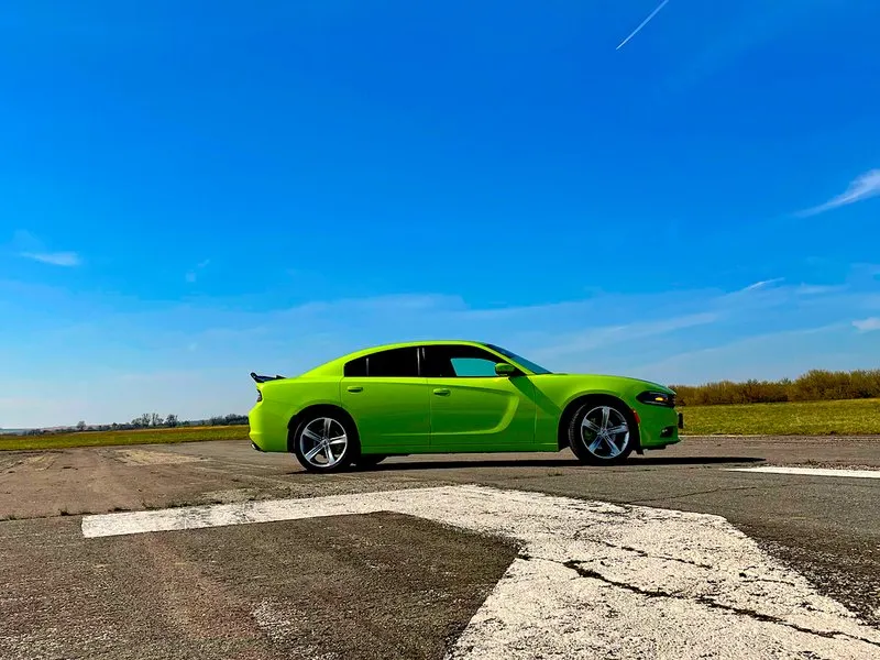 Jízda v Dodge Charger na letištní dráze pro teenagery