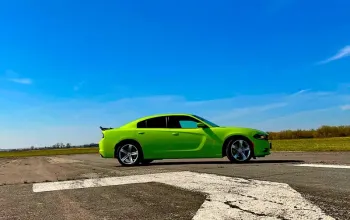 Jízda v Dodge Charger na letištní dráze pro teenagery
