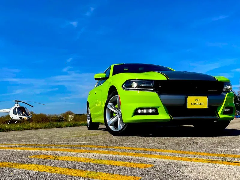 Jízda v Dodge Charger na letištní dráze pro teenagery