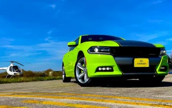 Jízda v Dodge Charger na letištní dráze pro teenagery