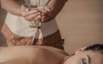 Medová detoxikační masáž – dárek a zážitek