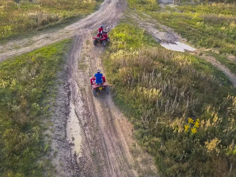 Jízda v terénu na ATV čtyřkolce