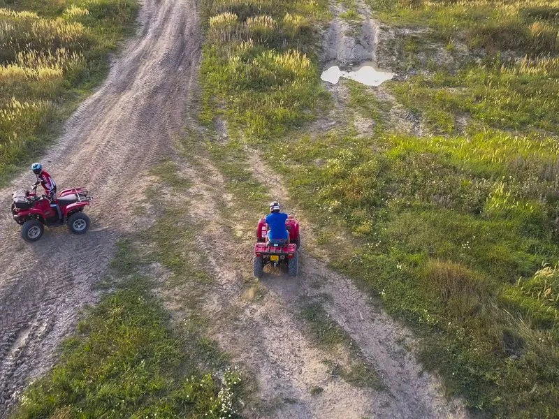 Jízda v terénu na ATV čtyřkolce