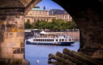 Romantická plavba po Vltavě s výhledem a gurmánským zážitkem
