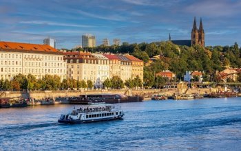 Romantická plavba po Vltavě s výhledem a gurmánským zážitkem