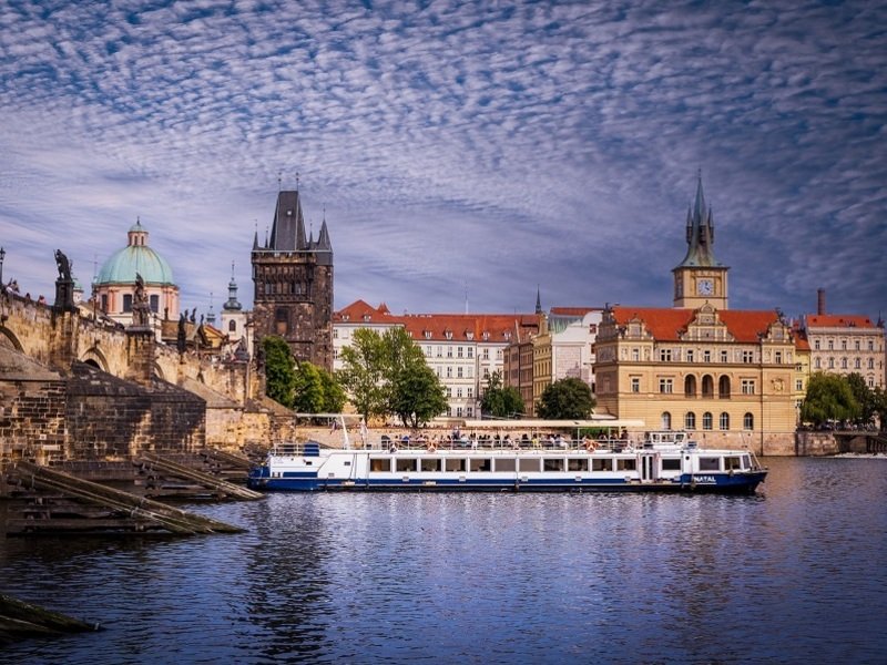Romantická plavba po Vltavě s výhledem a gurmánským zážitkem