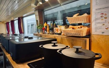 Romantická plavba po Vltavě s výhledem a gurmánským zážitkem