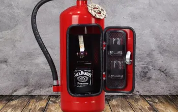 Hasicí bar s láhví alkoholu: Červený s černou lemovkou