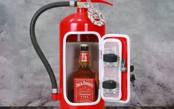 Hasicí bar s láhví alkoholu: Červený s bílou lemovkou