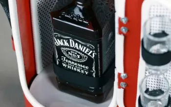 Hasicí bar s láhví alkoholu: Červený s bílou lemovkou