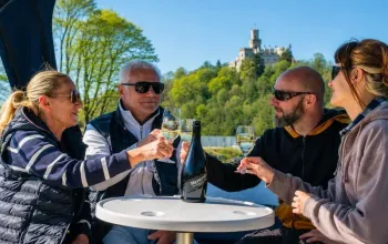 Plavba lodí s koupáním na Vltavě Plavba lodí s koupáním na Vltavě – dárek a zážitek