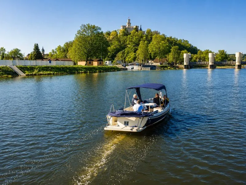 Romantická plavba lodí při západu slunce s lahví prosecca
