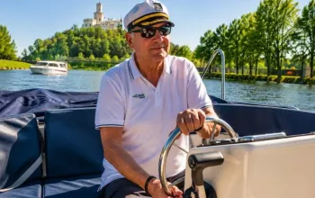 Romantická plavba lodí při západu slunce s lahví prosecca