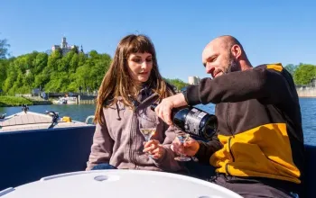 Romantická plavba lodí při západu slunce s lahví prosecca