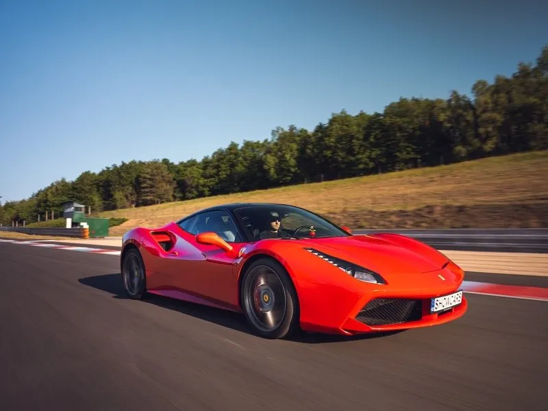 Zažijte Ferrari 488 GTB na uzavřeném polygonu Autodromu Most