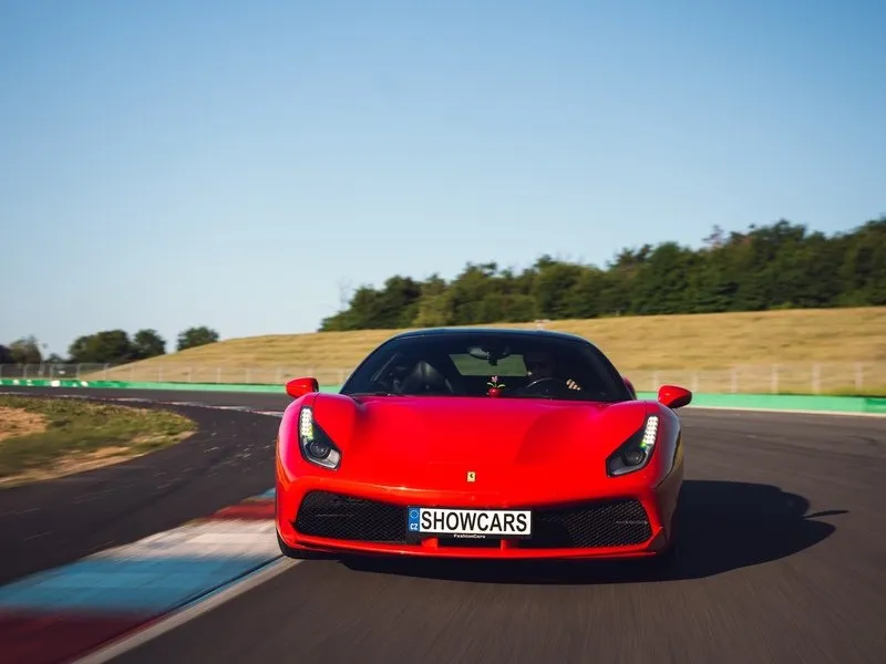 Zažijte Ferrari 488 GTB na uzavřeném polygonu Autodromu Most
