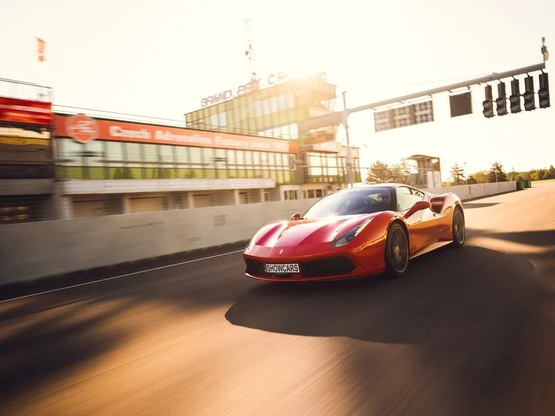 Zažijte Ferrari 488 GTB na uzavřeném polygonu Autodromu Most