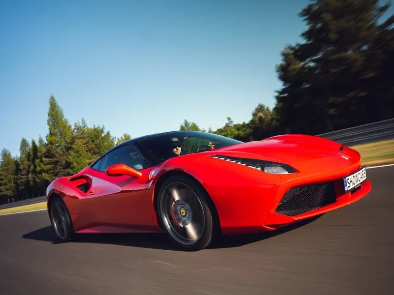 Zažijte Ferrari 488 GTB na uzavřeném polygonu Autodromu Most
