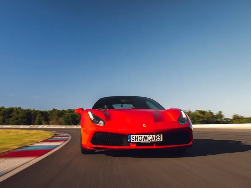 Zažijte Ferrari 488 GTB na uzavřeném polygonu Autodromu Most