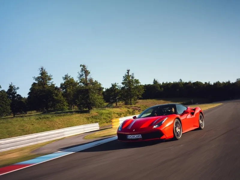 Zažijte Ferrari 488 GTB na uzavřeném polygonu Autodromu Most