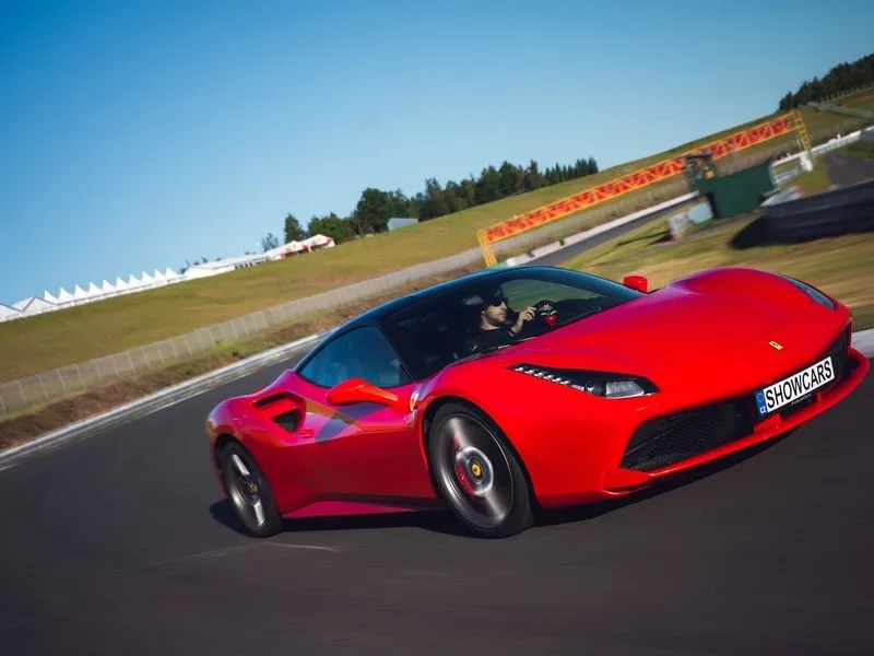 Zažijte Ferrari 488 GTB na uzavřeném polygonu Autodromu Most