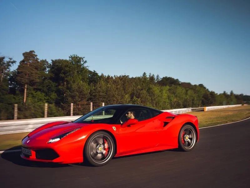 Zažijte Ferrari 488 GTB na uzavřeném polygonu Autodromu Most