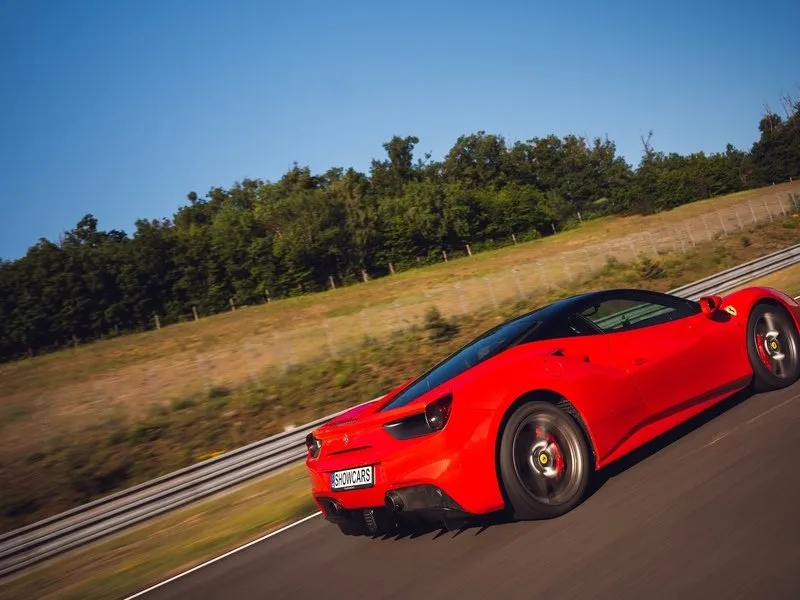 Zažijte Ferrari 488 GTB na uzavřeném polygonu Autodromu Most