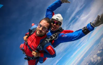 Tandemový seskok padákem Tandemový seskok padákem – dárek a zážitek
