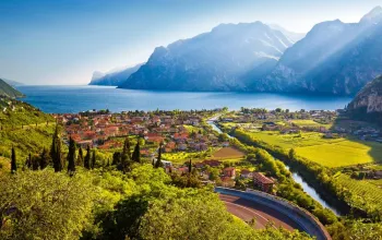 Přírodní krásy v okolí jezera Lago di Garda s koupáním