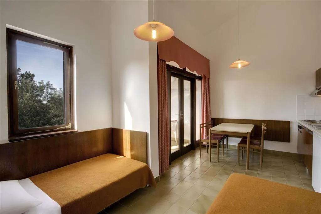 Resort Lanterna (apartmány s polopenzí)