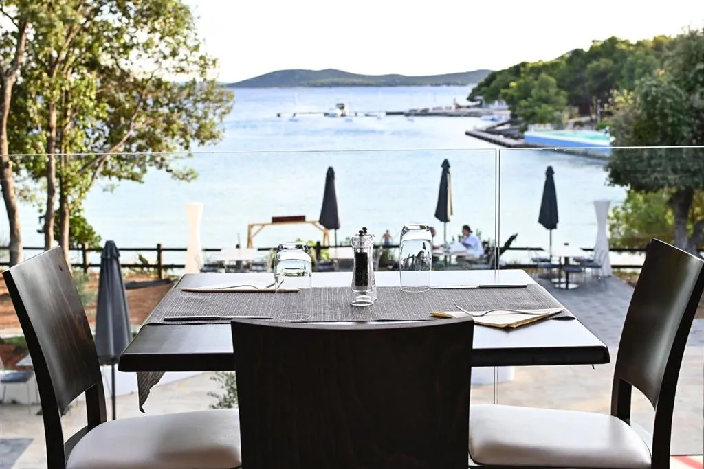 Crvena Luka Resort (pokoje)
