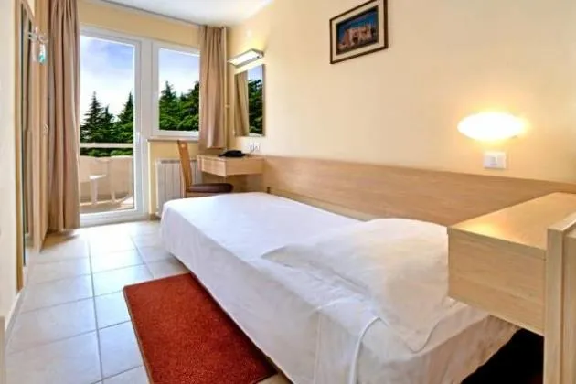 Zkrácená dovolená s dopravou a polopenzí v hotelu Delfin