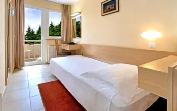 Zkrácená dovolená s dopravou a polopenzí v hotelu Delfin