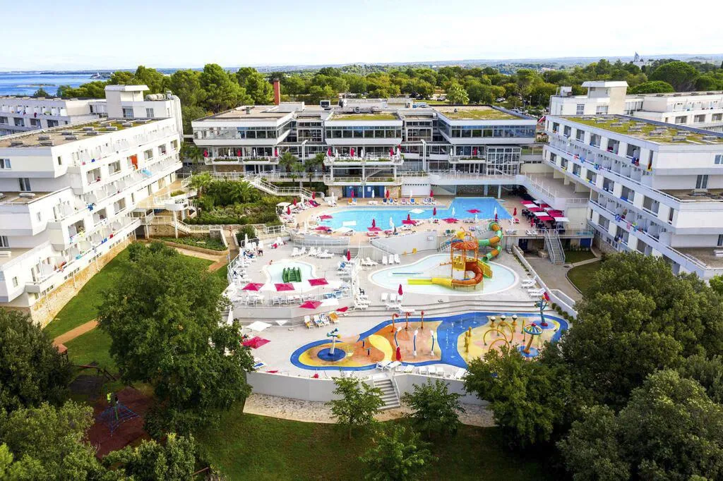 Zkrácená dovolená s dopravou a polopenzí v hotelu Delfin