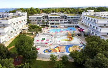 Zkrácená dovolená s dopravou a polopenzí v hotelu Delfin