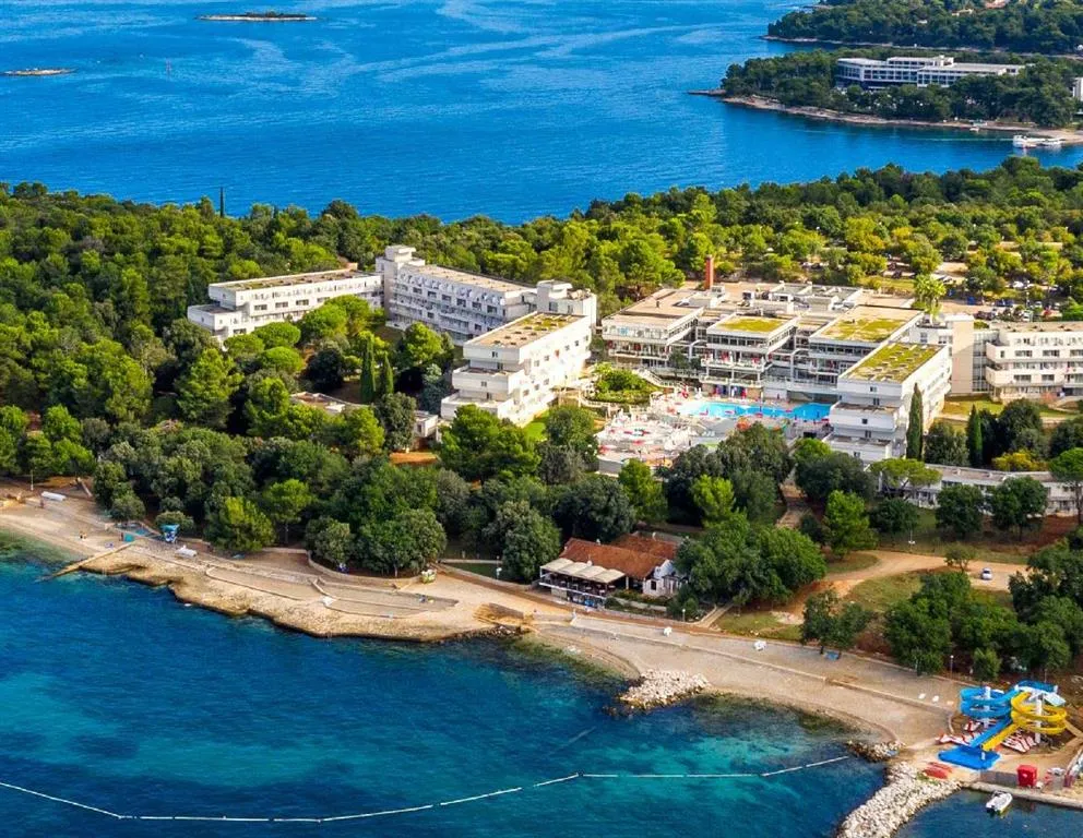Zkrácená dovolená s dopravou a polopenzí v hotelu Delfin