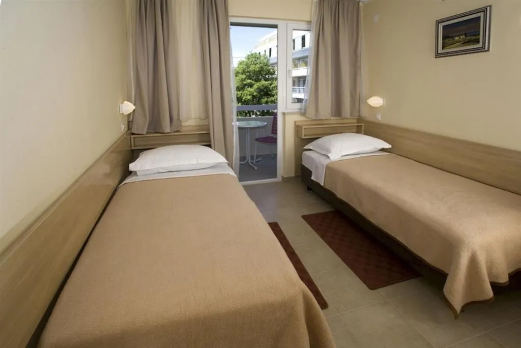 Zkrácená dovolená s dopravou a polopenzí v hotelu Delfin