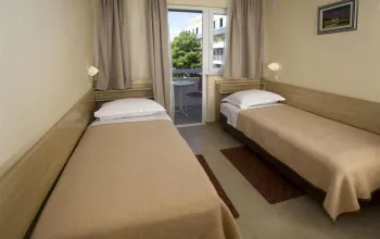 Zkrácená dovolená s dopravou a polopenzí v hotelu Delfin