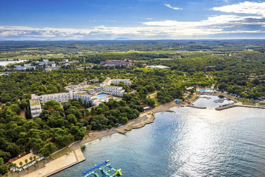 Zkrácená dovolená s dopravou a polopenzí v hotelu Delfin