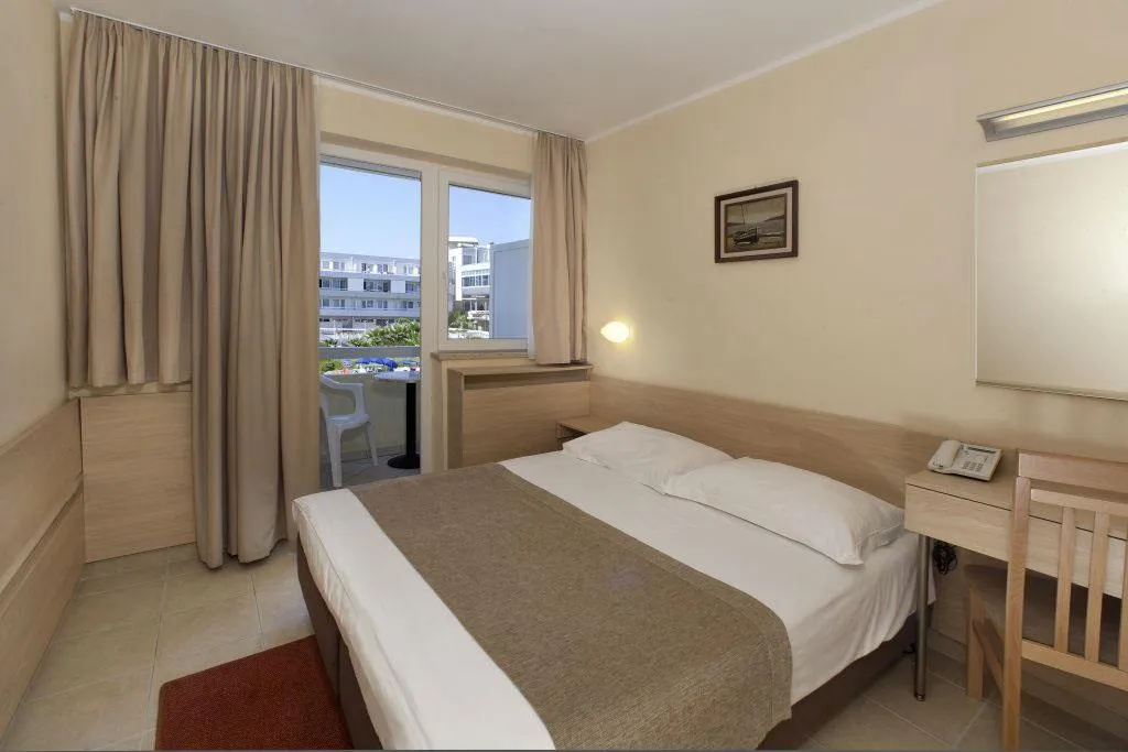 Zkrácená dovolená s dopravou a polopenzí v hotelu Delfin
