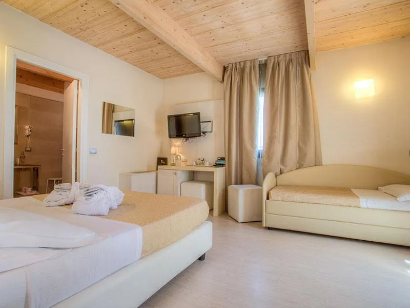 Hotel Ferretti Beach