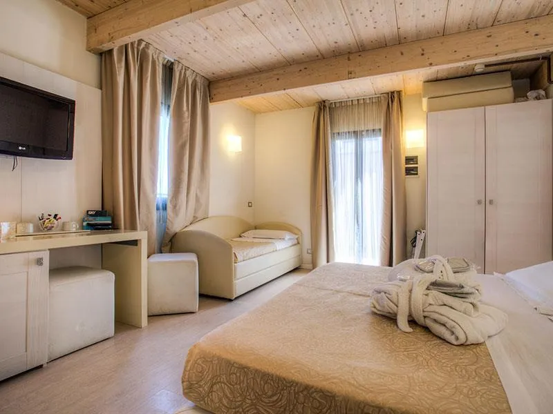 Hotel Ferretti Beach