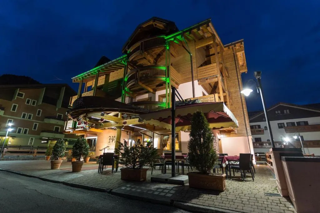 6denní zájezd (denní přejezd) s dopravou, polopenzí a skipasem v ceně – hotel Arisch