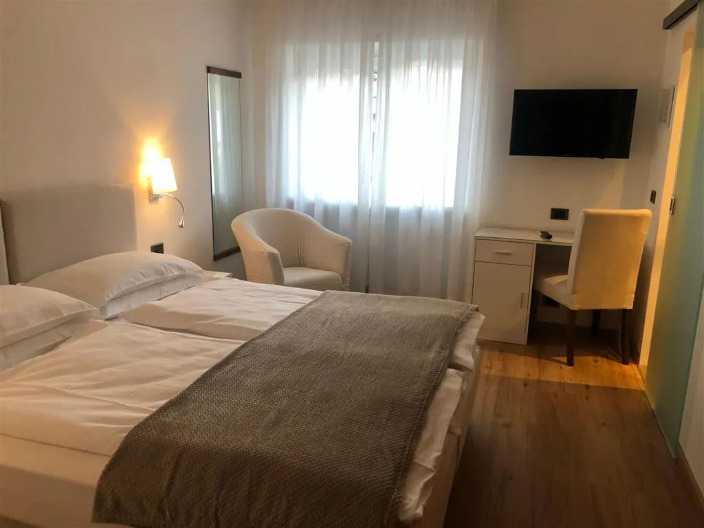 5denní zájezd s dopravou, polopenzí a skipasem v ceně – hotel Miralago