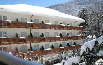 6denní zájezd (denní přejezd) s dopravou, polopenzí a skipasem ceně – hotel Miralago