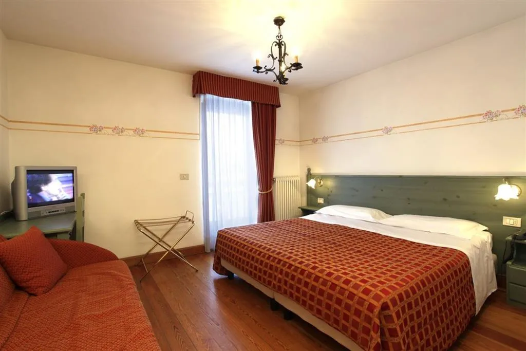6denní zájezd s polopenzí a skipasem v ceně – hotely různé Passo Tonale a okolí
