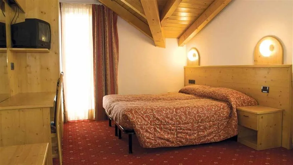 6denní zájezd s polopenzí a skipasem v ceně – hotely různé Passo Tonale a okolí