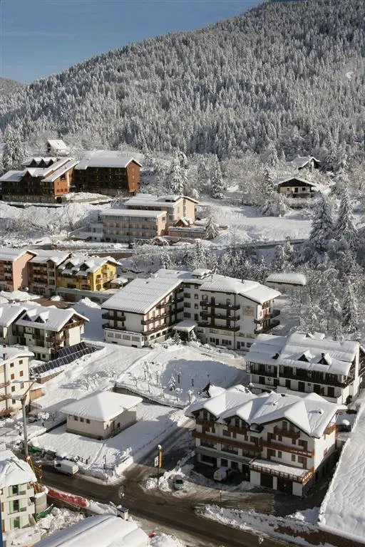 5denní zájezd s dopravou, polopenzí a skipasem v ceně – hotely různé Paganella