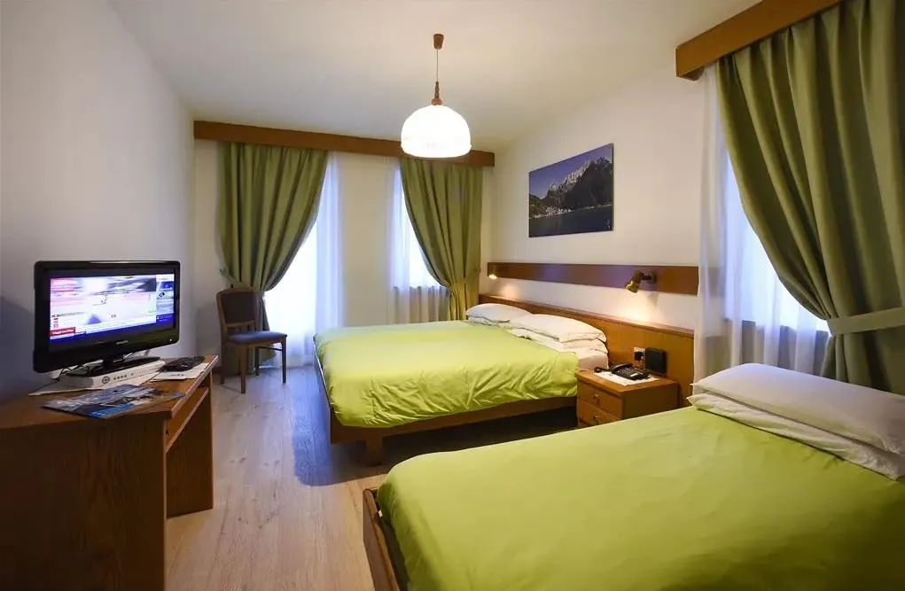 6denní zájezd (denní přejezd) s dopravou, polopenzí a skipasem v ceně – hotel Alpenrose Dolomiti
